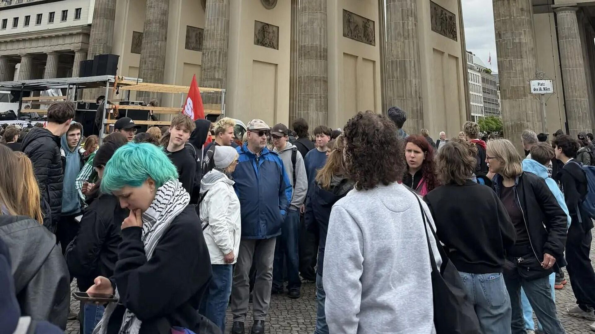 В Берлине митингующие школьники призвали Мерца самому идти на фронт 