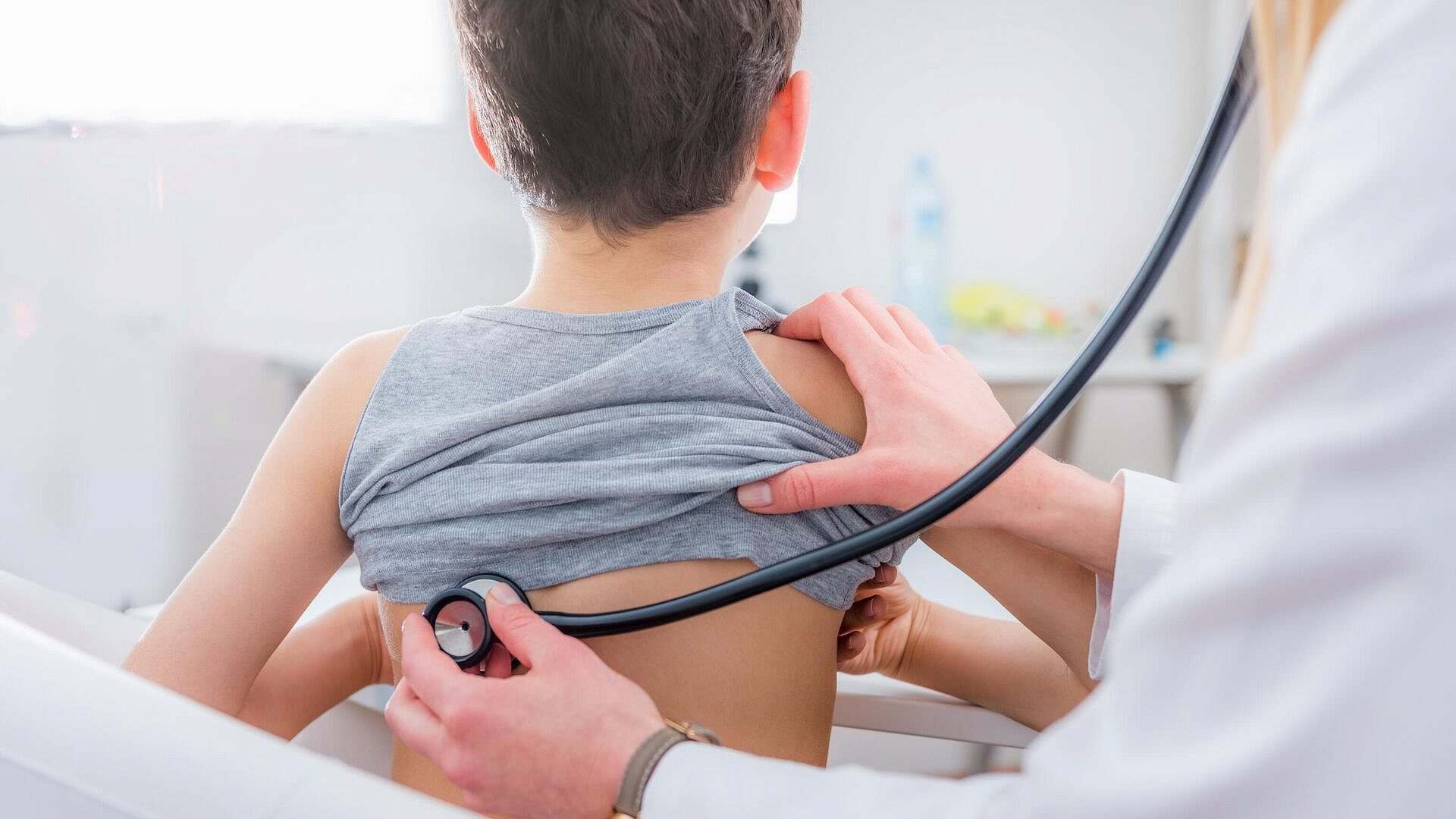 Педиатр рассказала, с какой температурой у ребенка нужно идти к врачу