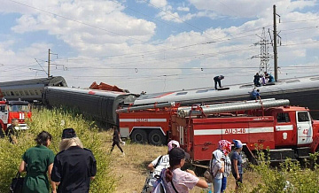 В Волгоградской области на месте ЧП с поездом работают 22 бригады медиков