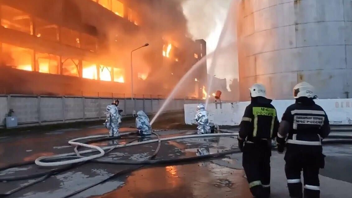 Пожарные ликвидировали открытое горение на комбинате в Барнауле