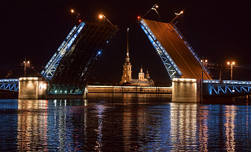 В Петербурге бизнесмен на Mercedes устроил ДТП на Дворцовом мосту