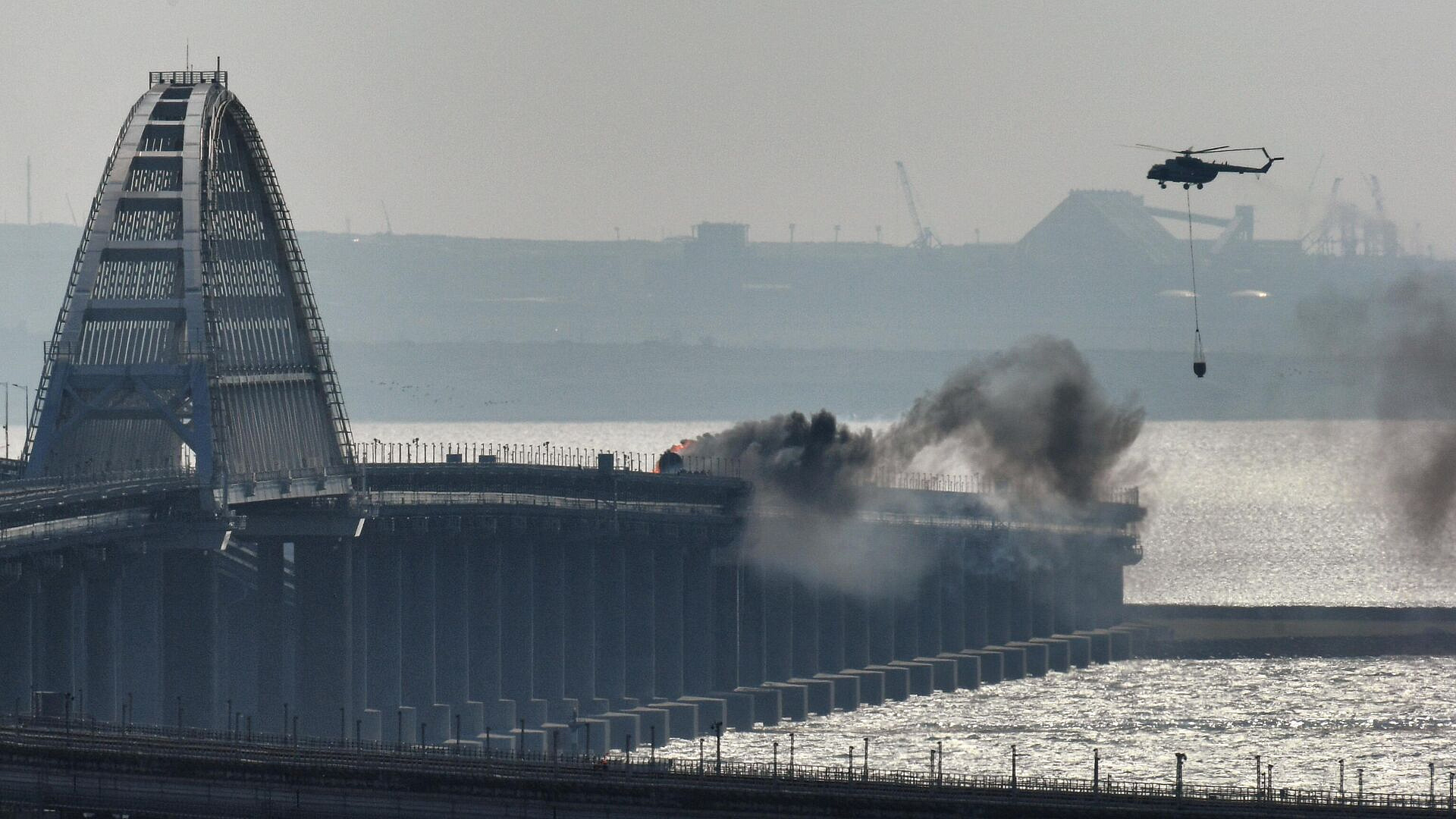 Крымский мост в 2022 году подорвали самодельной бомбой, пишут СМИ
