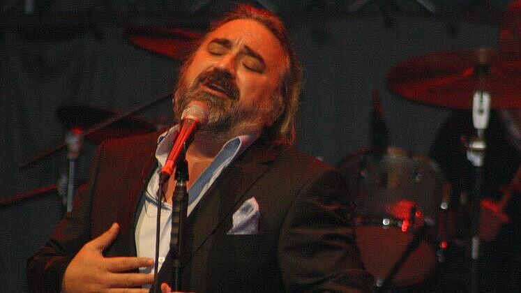 Известный турецкий певец Конак умер во время выступления