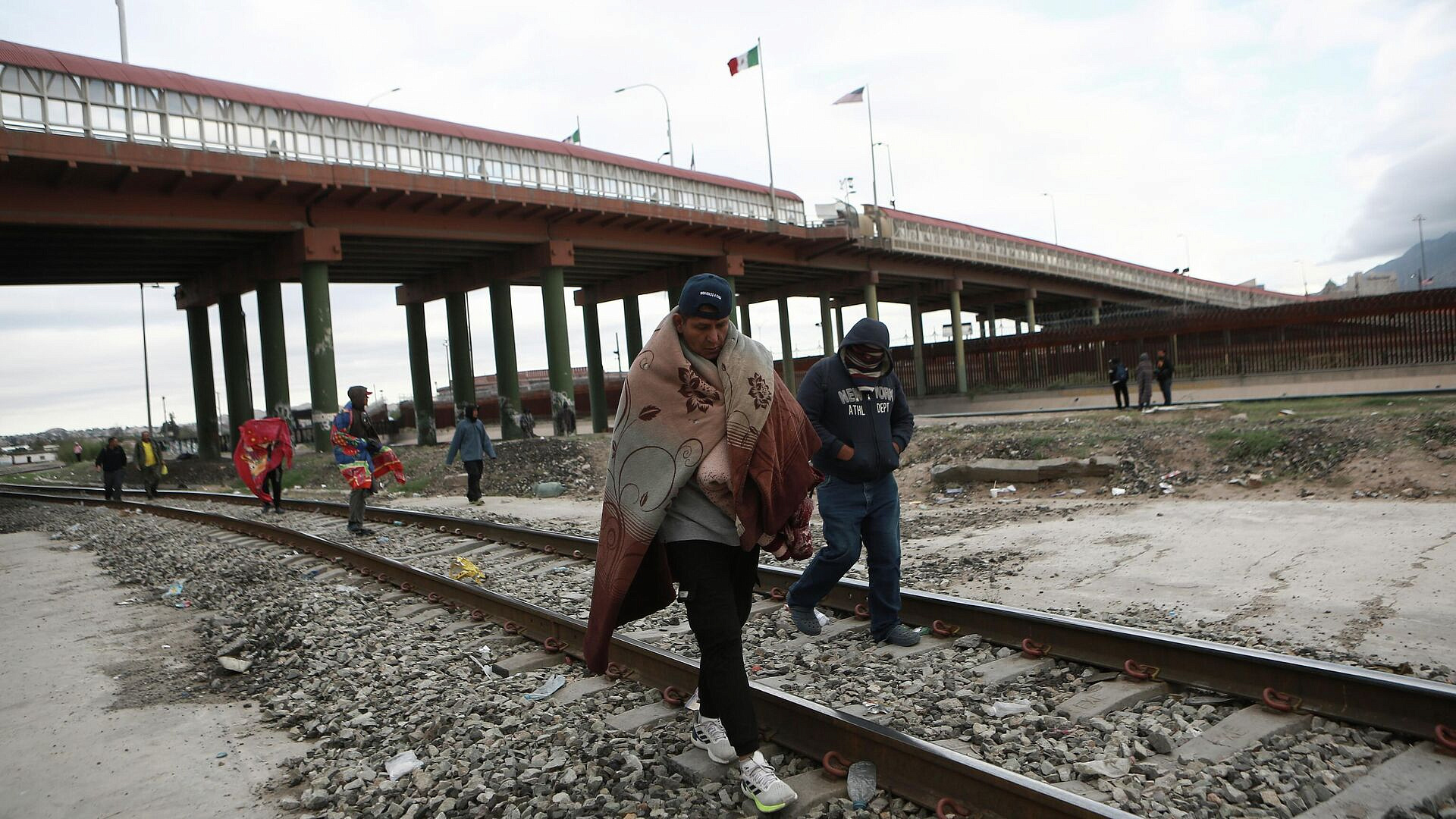 СМИ: на границе США с Мексикой увеличилось число нелегальных мигрантов