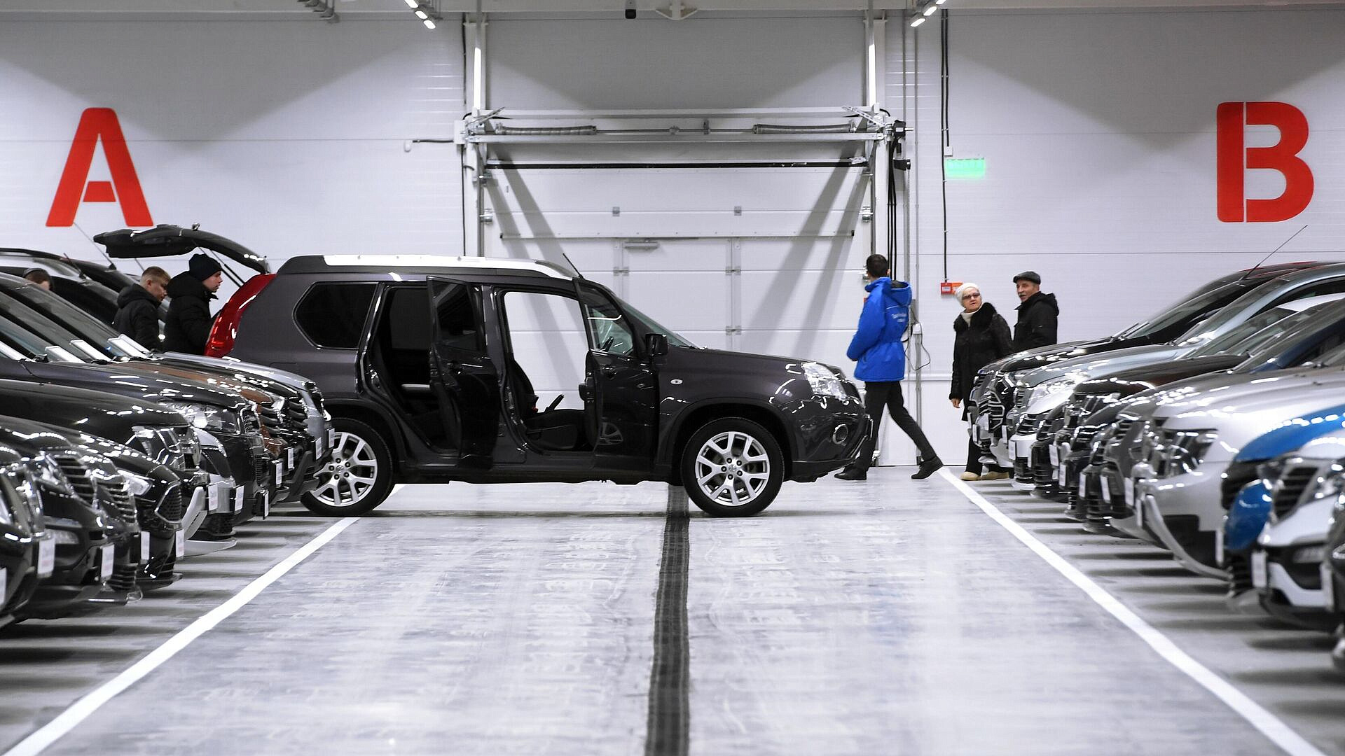 Дилеры заявили о больших запасах автомобилей на складах в России