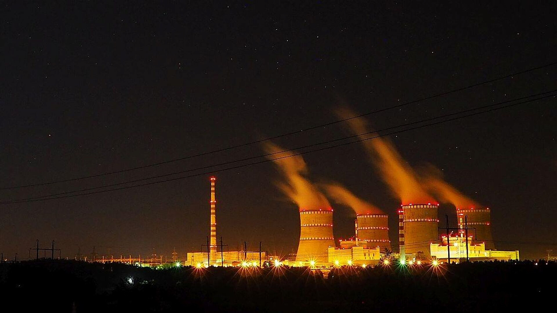 На Украине могут остановить энергоблоки некоторых АЭС, заявил эксперт