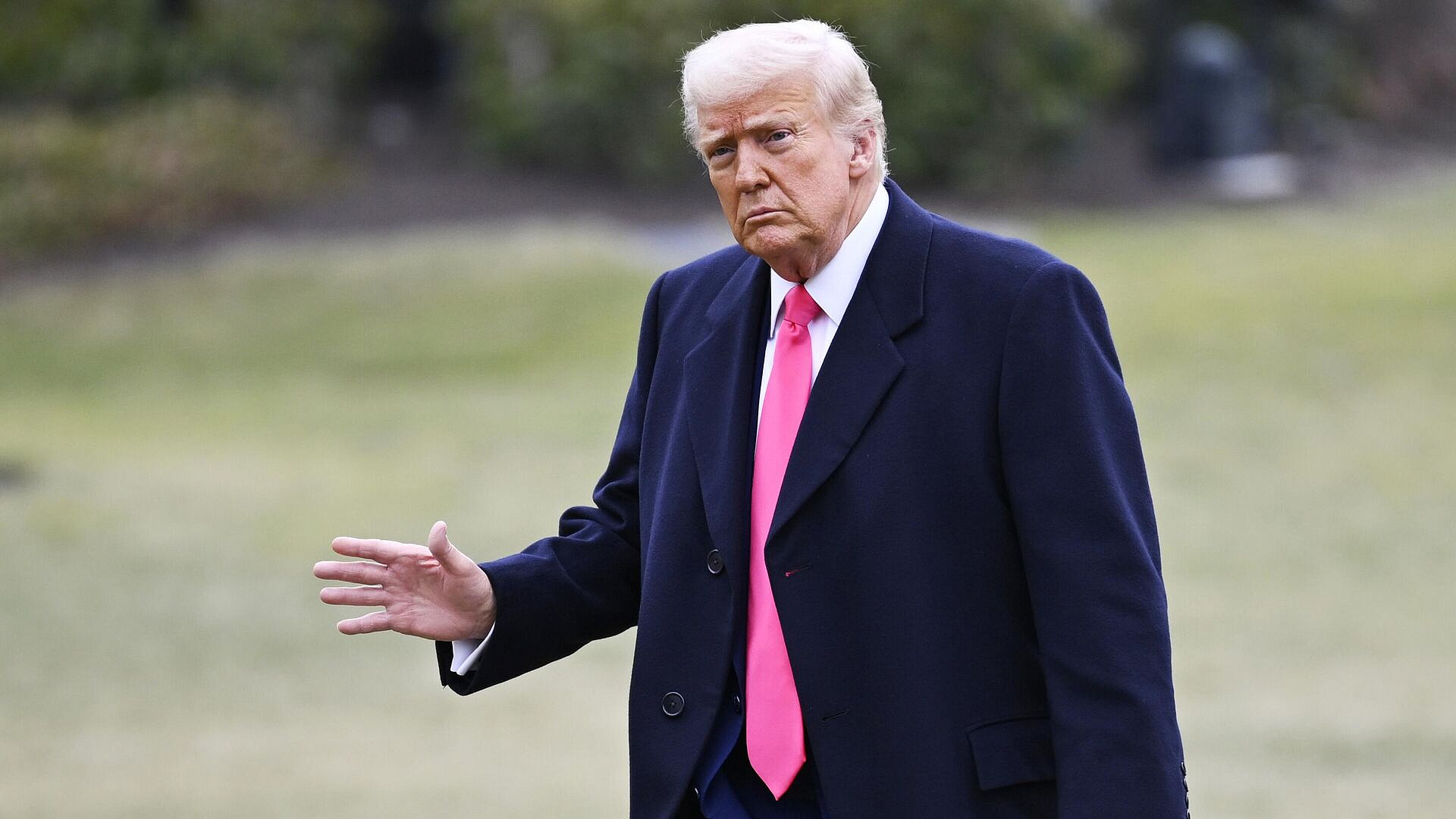 Эксперт объяснил появление синяка на руке Трампа