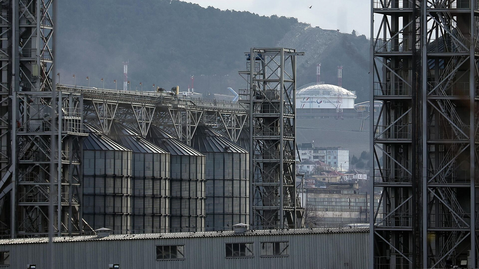 В Новороссийске после ударов БПЛА по КТК загорелись резервуары с нефтью