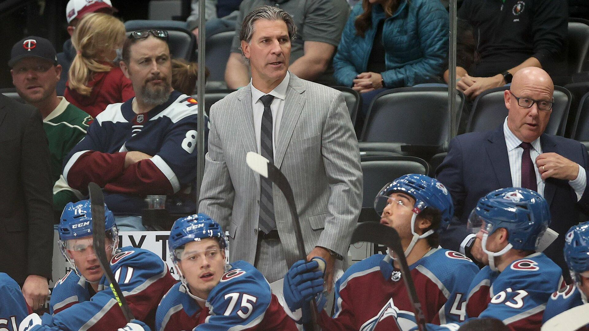 Тренеру "Колорадо" диагностировали перелом лицевой кости из-за шайбы