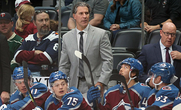 Тренеру "Колорадо" диагностировали перелом лицевой кости из-за шайбы