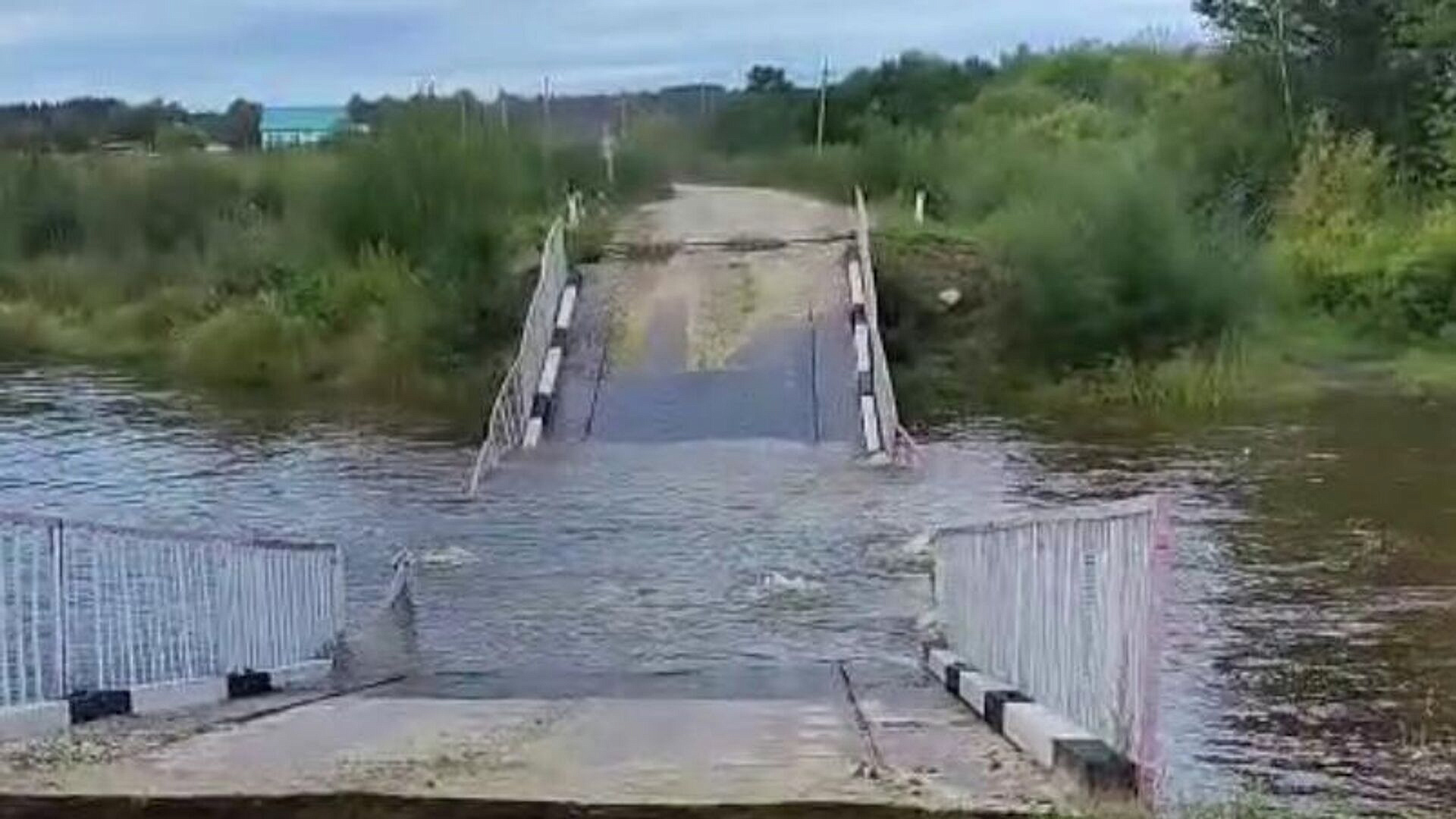 В Приамурье обрушился мост к селу после проезда по нему большегруза
