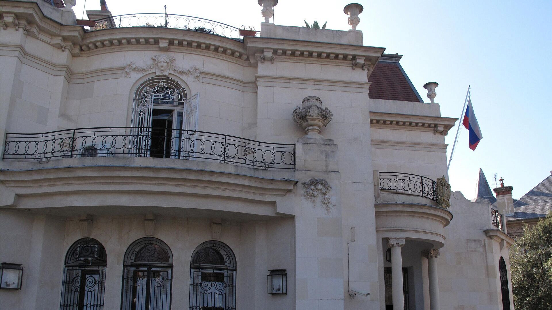 Генконсул подтвердил взрыв на территории российского консульства в Марселе 