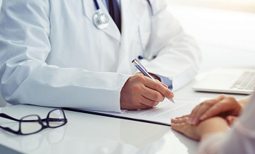 Невролог рассказал, почему опасно смешивать снотворное с алкоголем