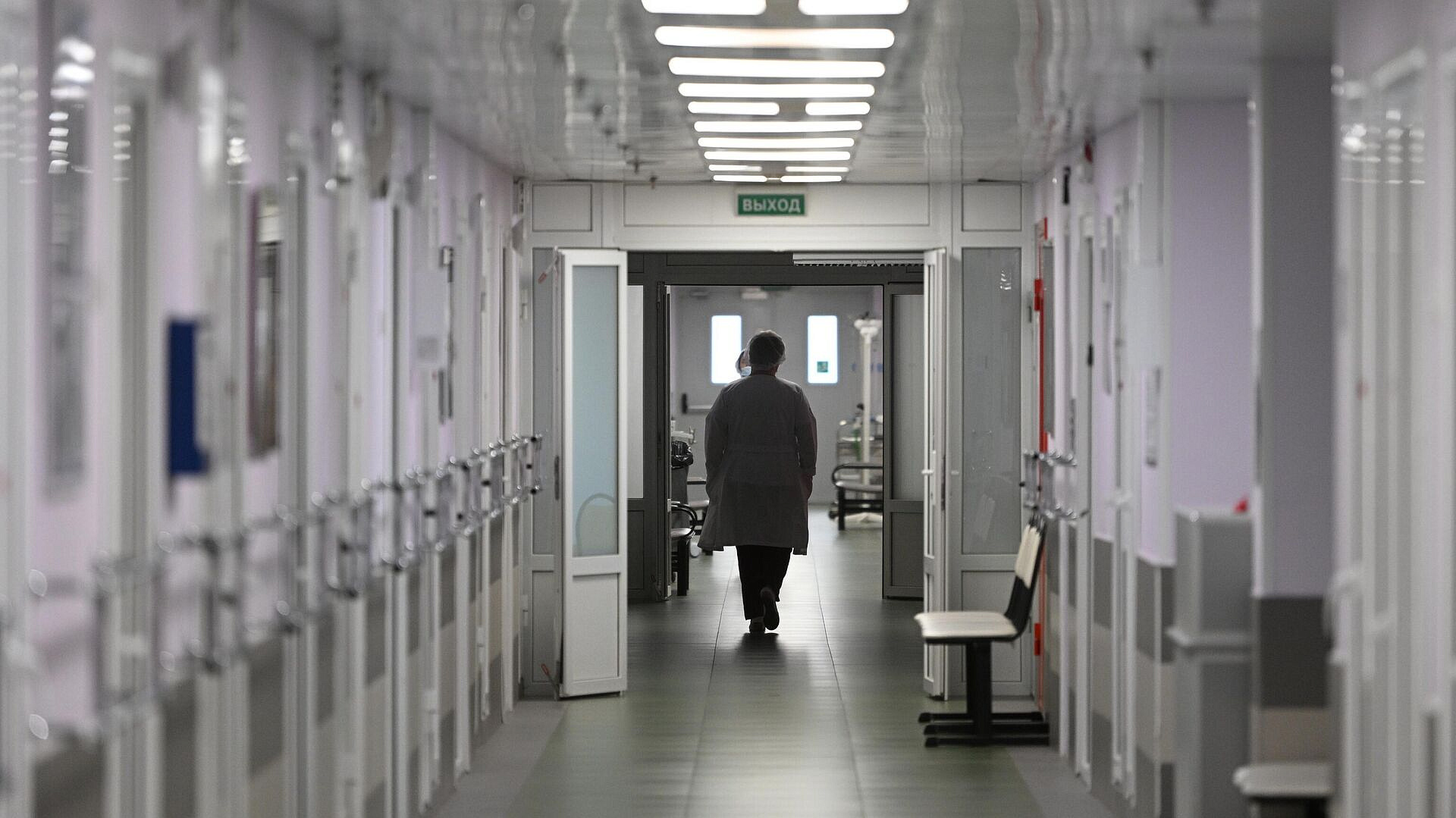 Мать детей, живших в подвале в Петербурге, тайком забрала их из больницы