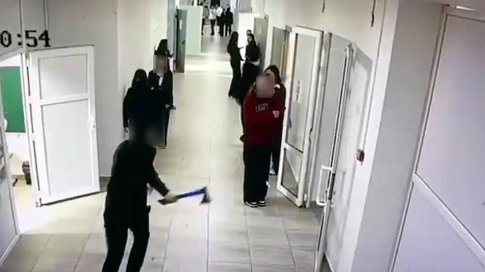 В Казахстане школьник с топором ранил двух одноклассников