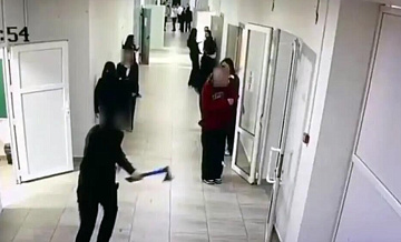 В Казахстане школьник с топором ранил двух одноклассников