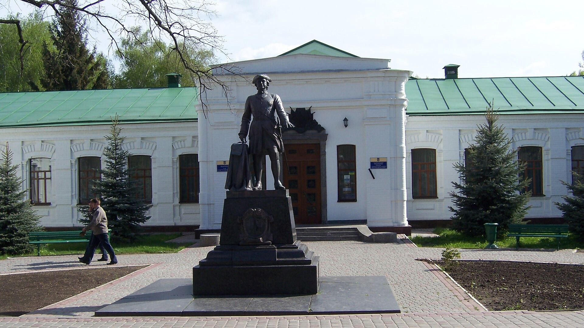 В Полтаве демонтировали памятник Петру І