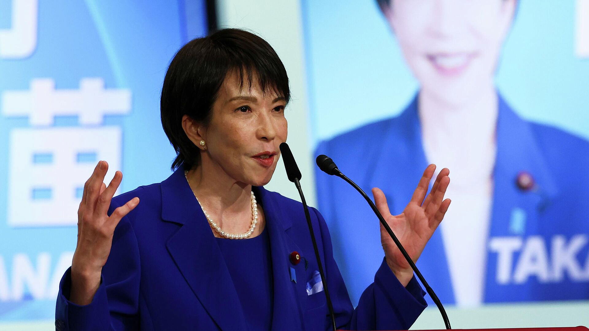 Премьер Японии отменила участие в утренней программе из-за травмы