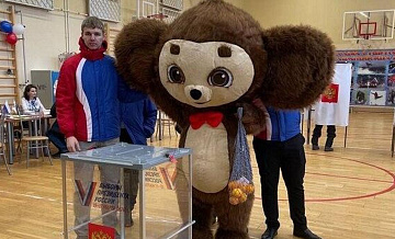 Жительница Югры проголосовала на выборах в костюме Чебурашки