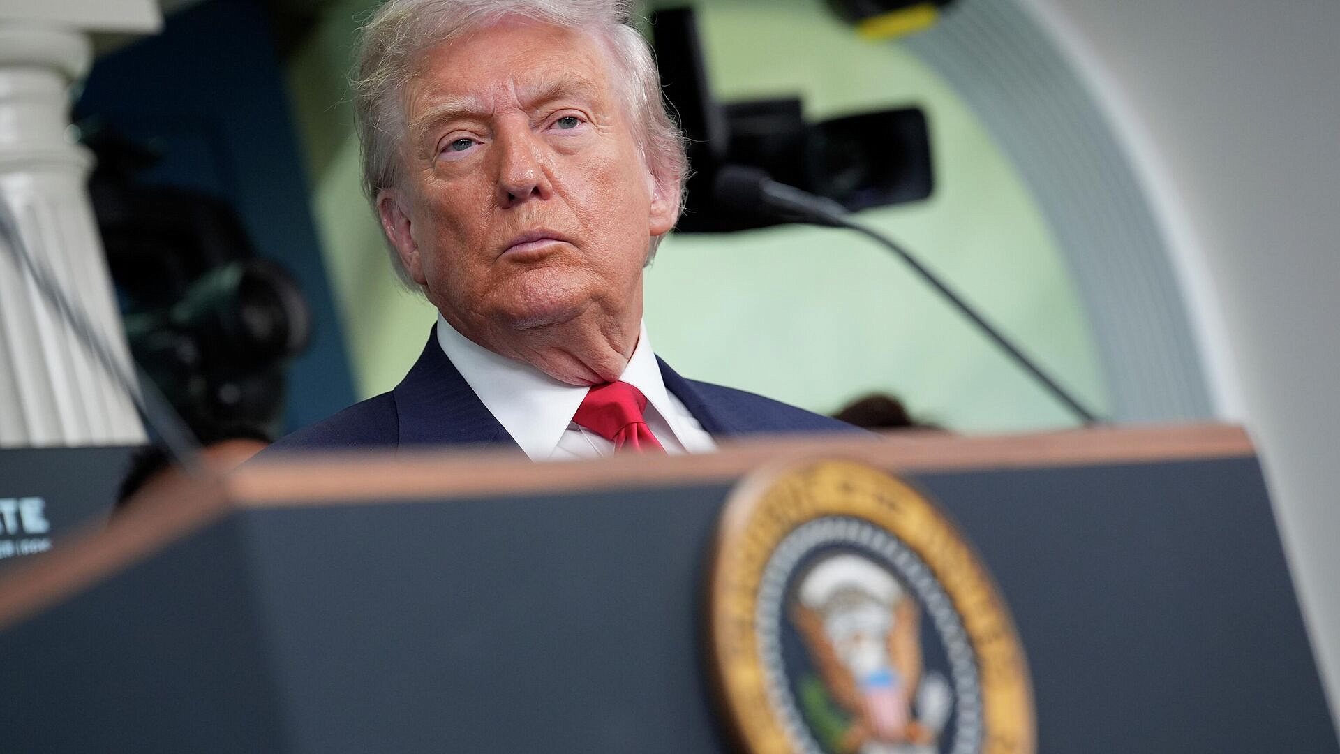 Опрос: рейтинги одобрения Трампа упали до 33 процентов