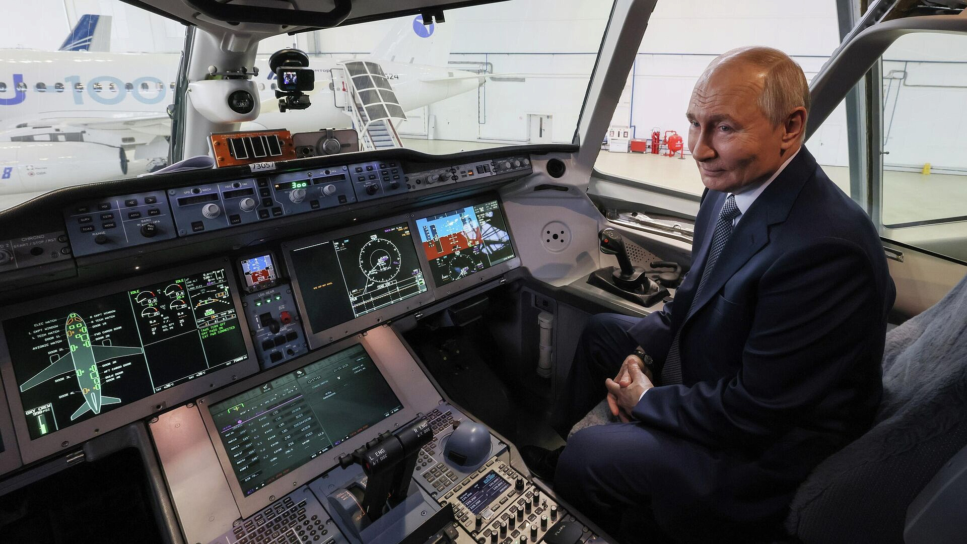 Путин: многое в российской авиаотрасли создается молодыми коллективами