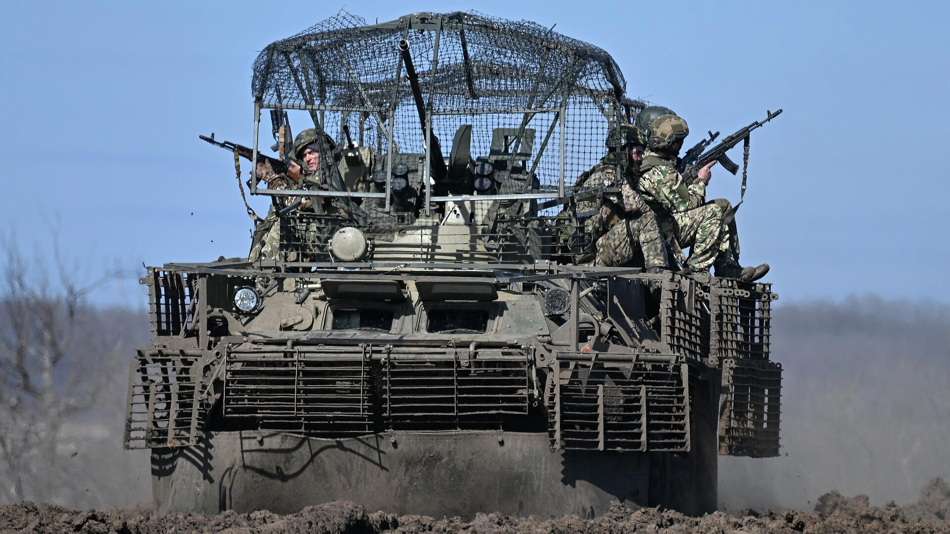 Священник провел первую литургию в подземном храме "Запада" в зоне СВО