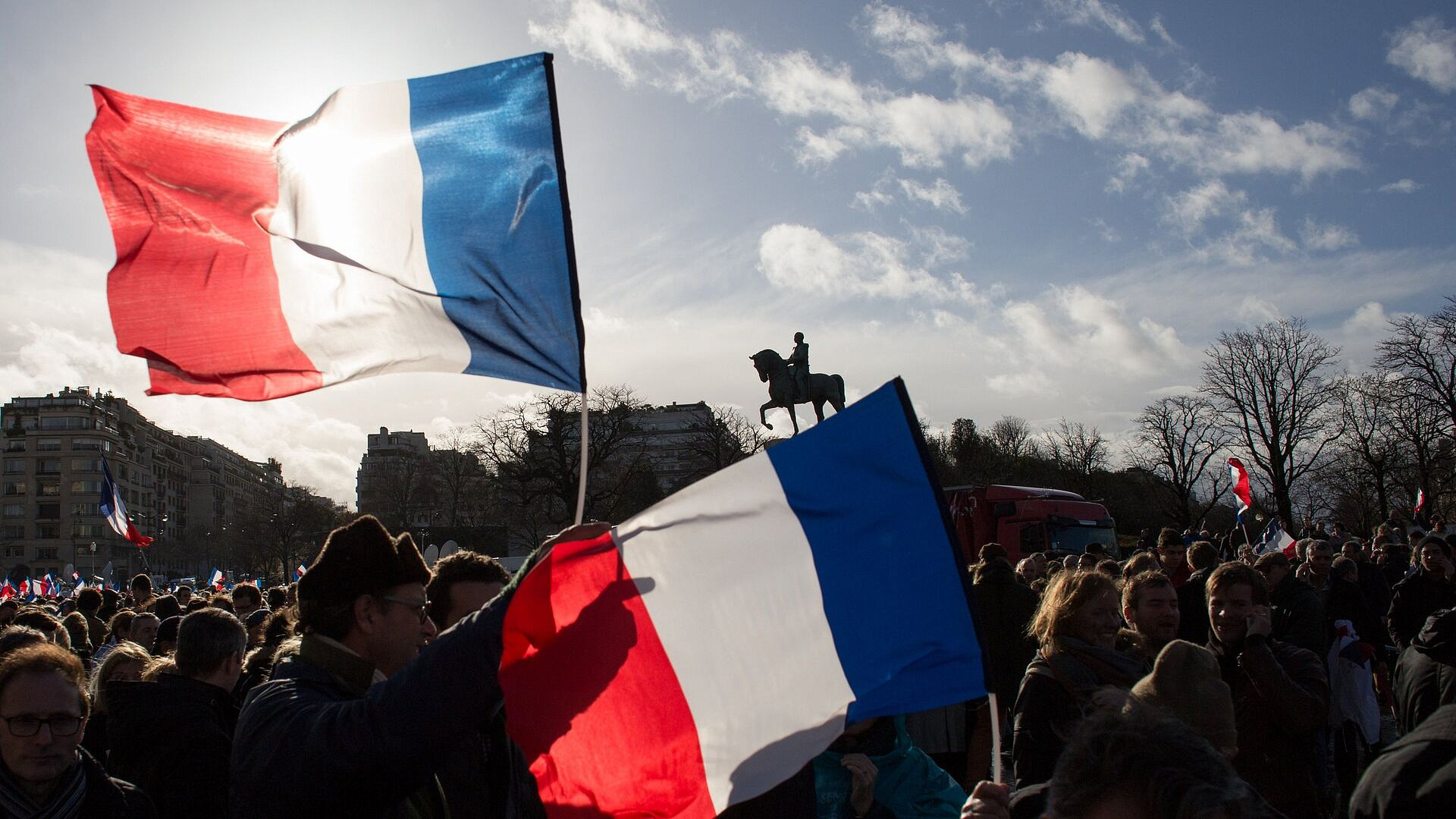 Опрос показал неодобрение французами поставок оружия Украине