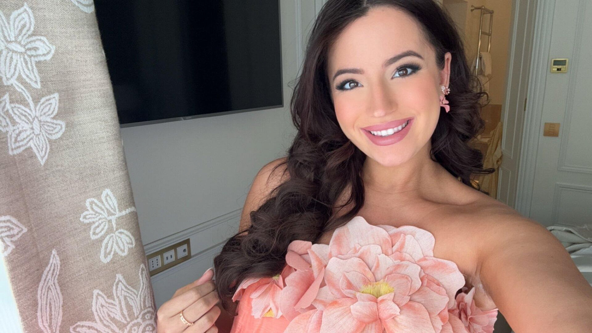 Писательница Сент-Клэр призвала Маска публично признать их общего ребенка