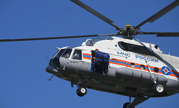 Спасатели эвакуировали женщину с судна в Охотском море