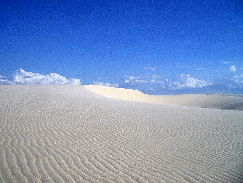 Desert water. Бразилия Пески Ленсойс. Пустыня Мараньяна Бразилия. Мараньенсес пустыня. Простыни Мараньяна Бразилия.