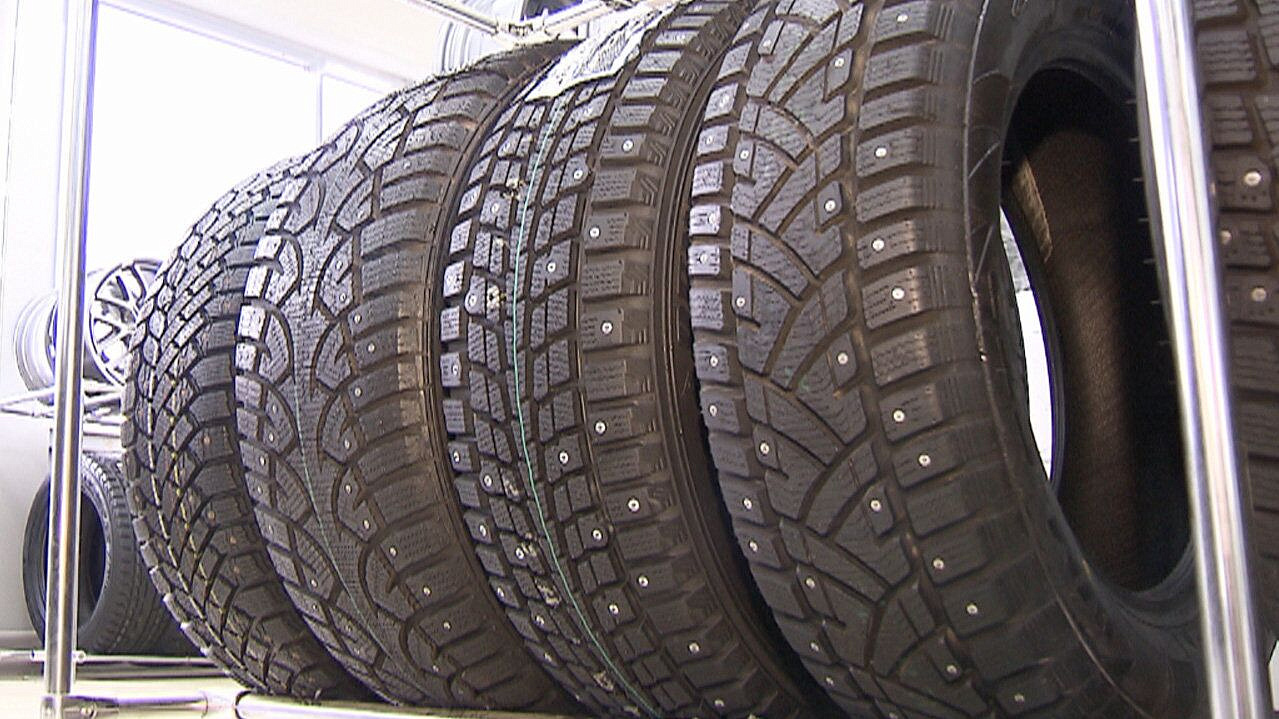 Россиян предупредили о штрафе за хранение автомобильных шин в подъезде