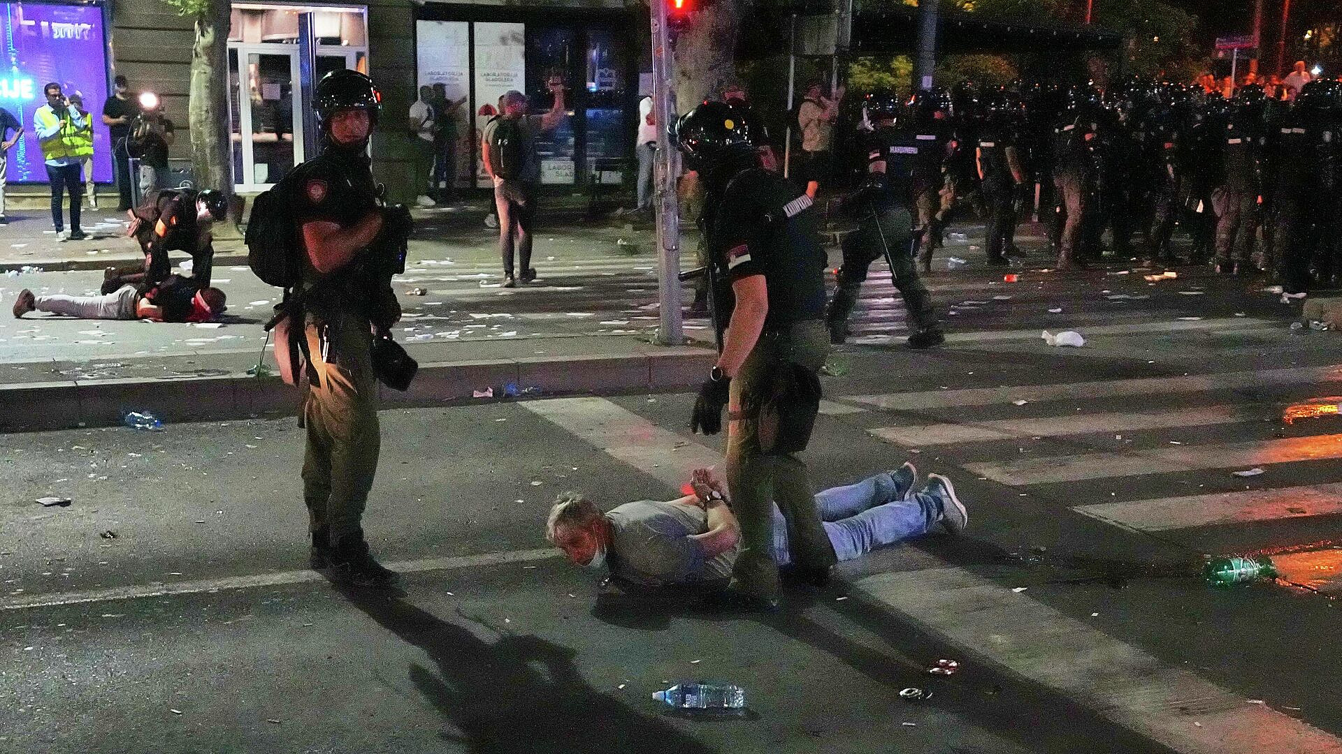 В Сербии на акции протеста пострадали трое полицейских