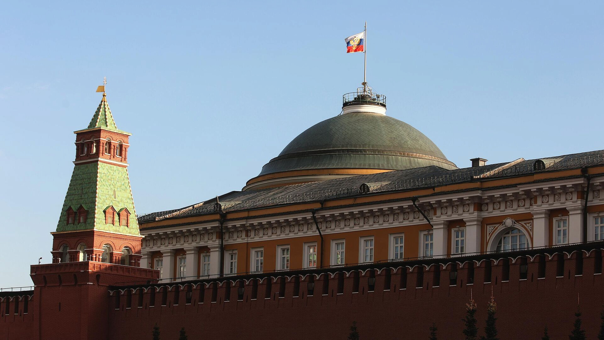 Путин подарил военнослужащим штандарты президента