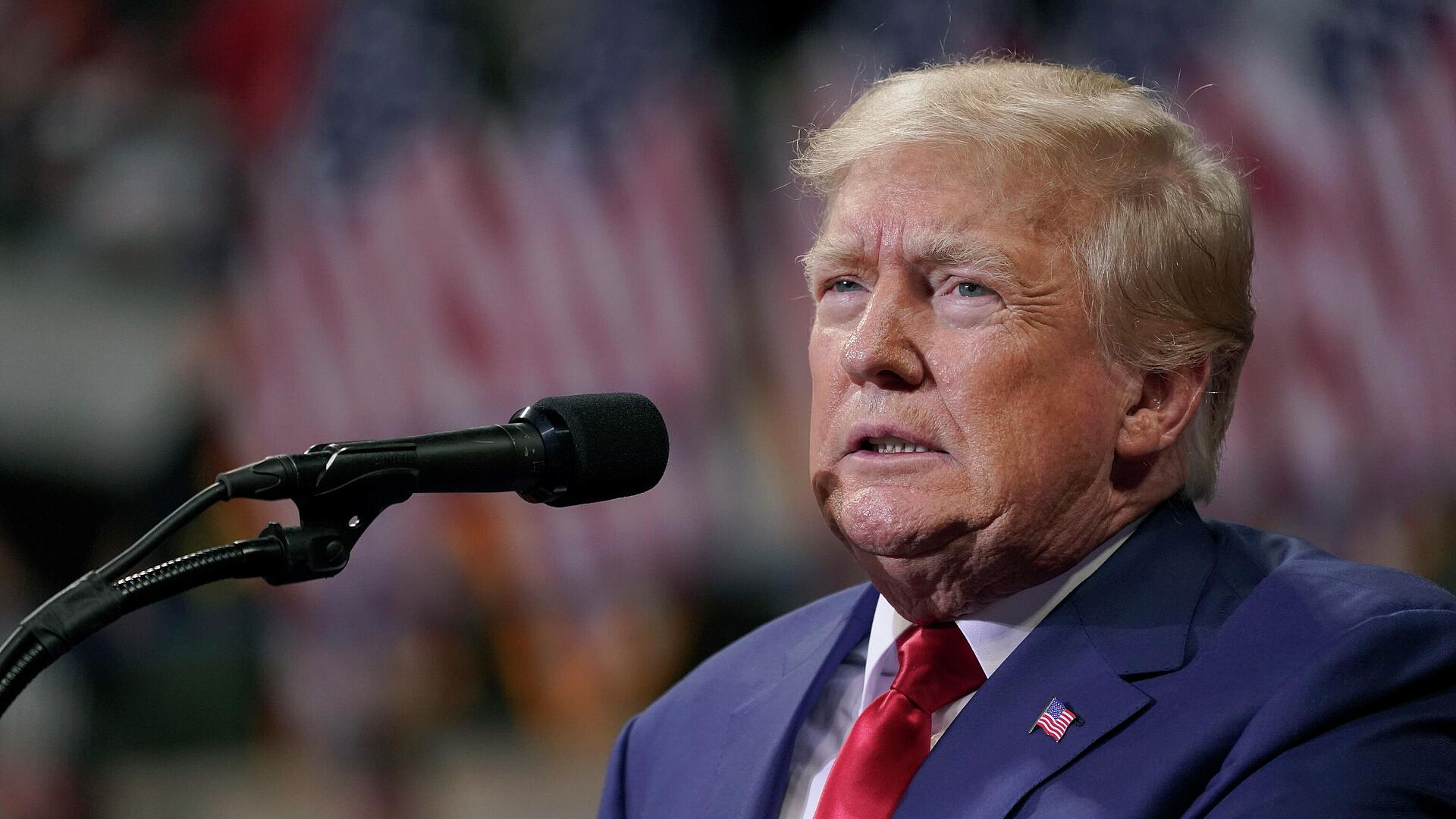 Трамп заявил, что Байден попросит прекратить два дела в отношении него