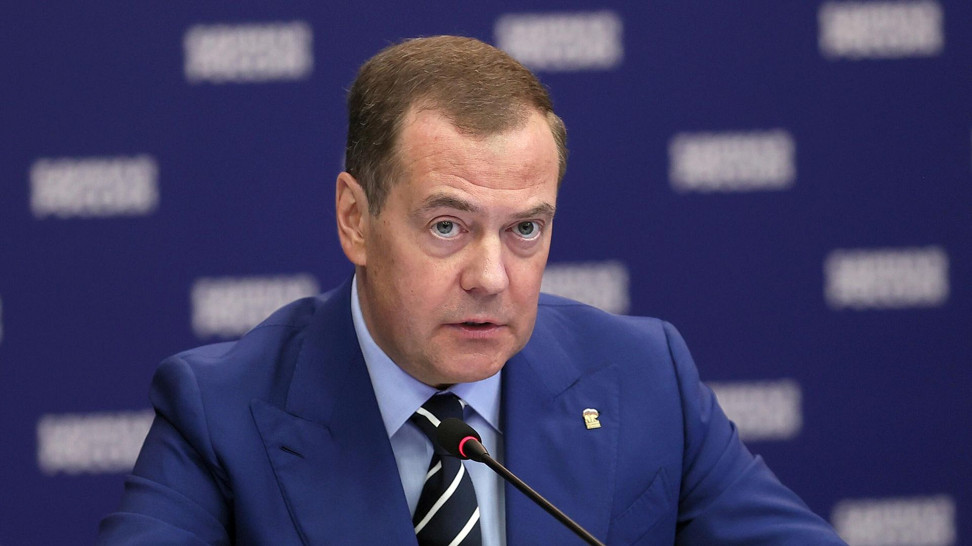 Медведев: Россия вправе атаковать суда, перевозящие груз в интересах Киева