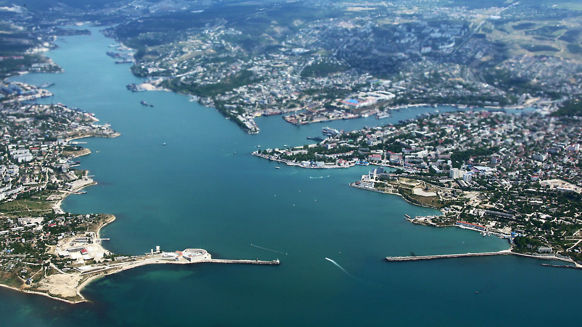 В Севастополе ПВО сбила 22 воздушных цели