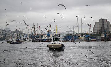 Во Владивостоке загорелось малое судно