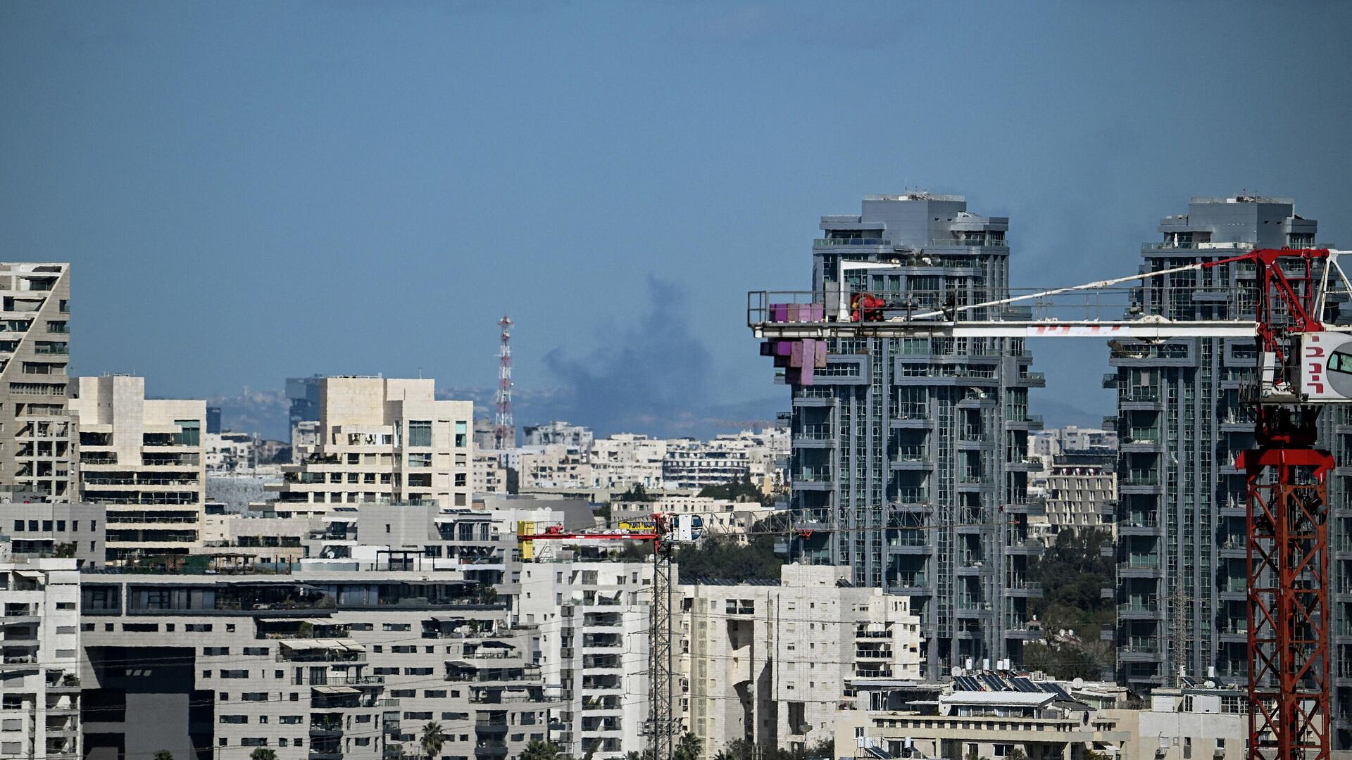 Около посольств в Тель-Авиве упали ракетные осколки