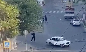 На улице Орджоникидзе в Махачкале горит патрульный автомобиль 