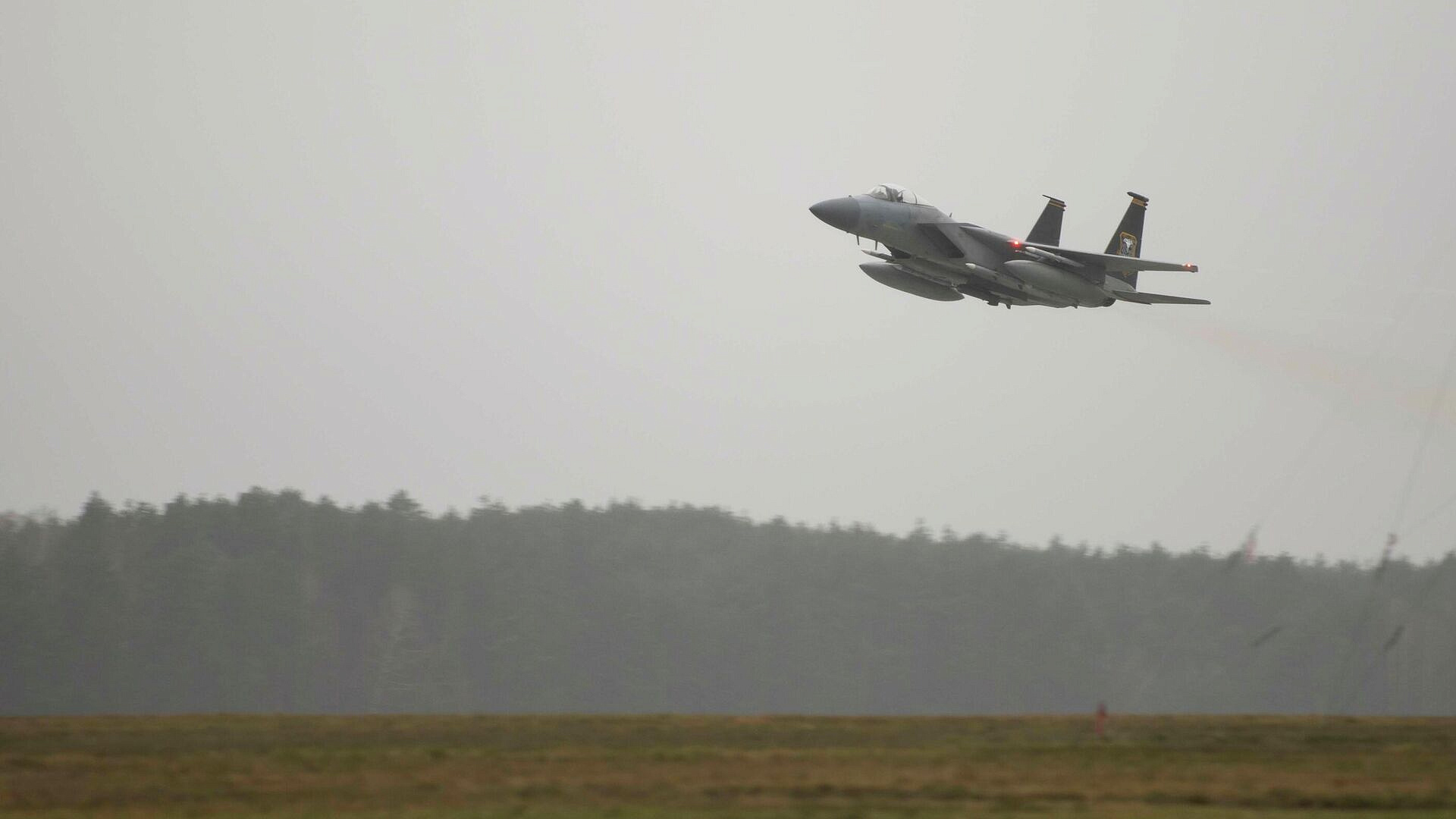 Над частью Польши закрыли воздушное пространство