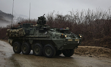 Российский дрон за тысячу долларов уничтожил БТР Stryker в зоне СВО