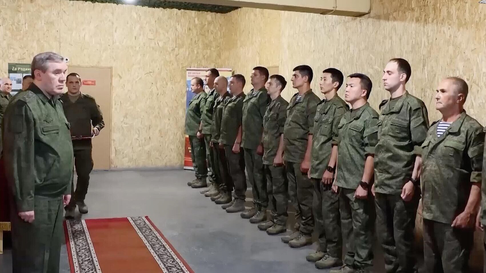 Герасимов наградил военных, отличившихся при освобождении Урожайного