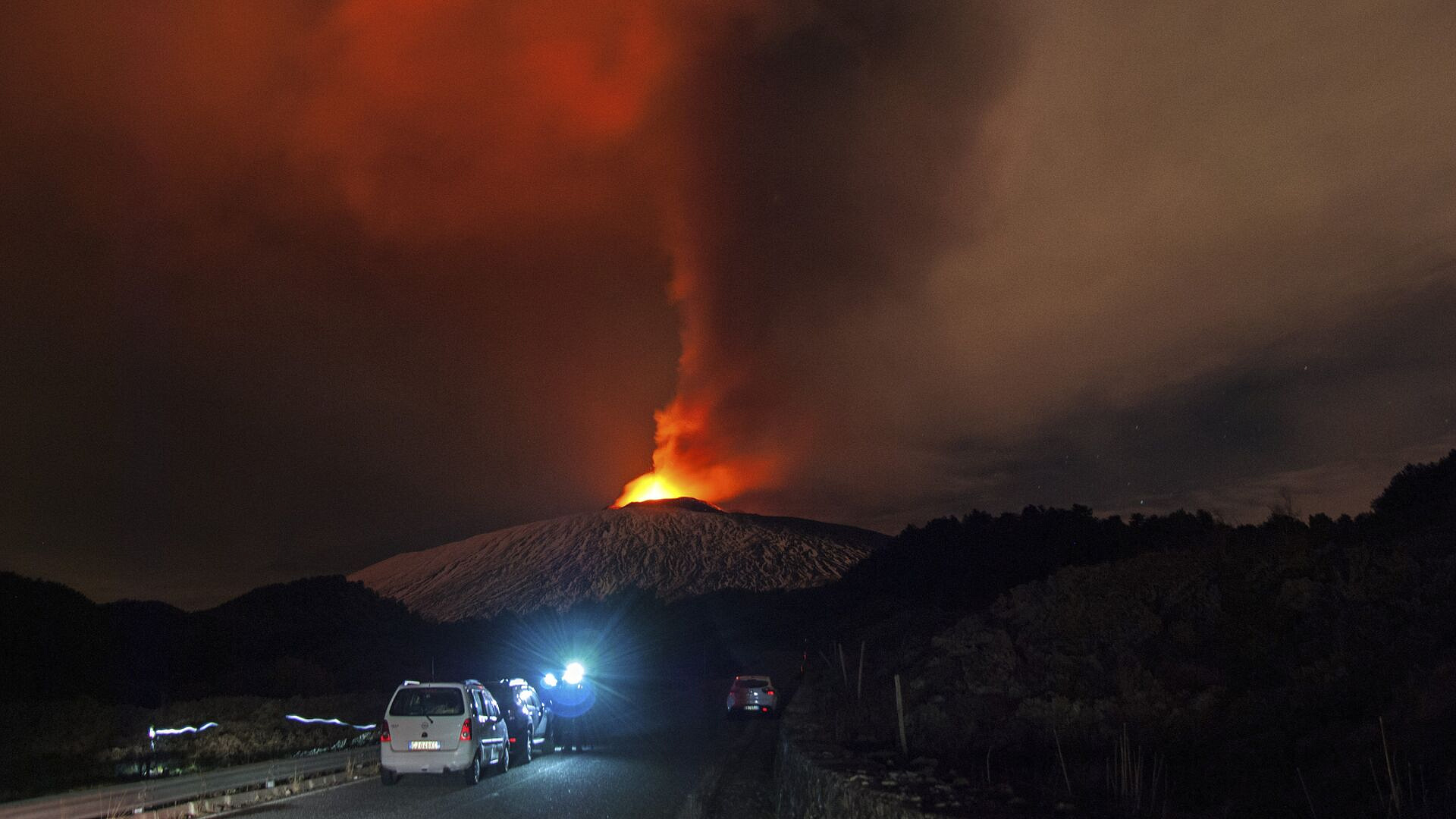 Вулкан Этна на Сицилии выбросил лаву на высоту 400 метров
