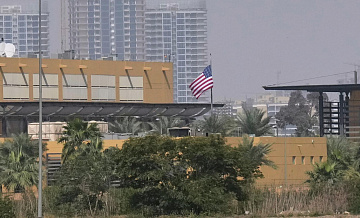 Рядом с посольством США в Ираке загорелось здание