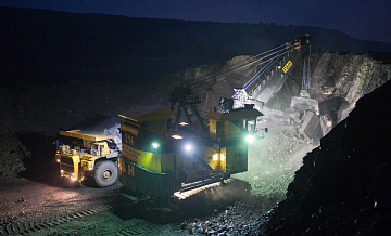 Под завалами после обрушения породы остается человек