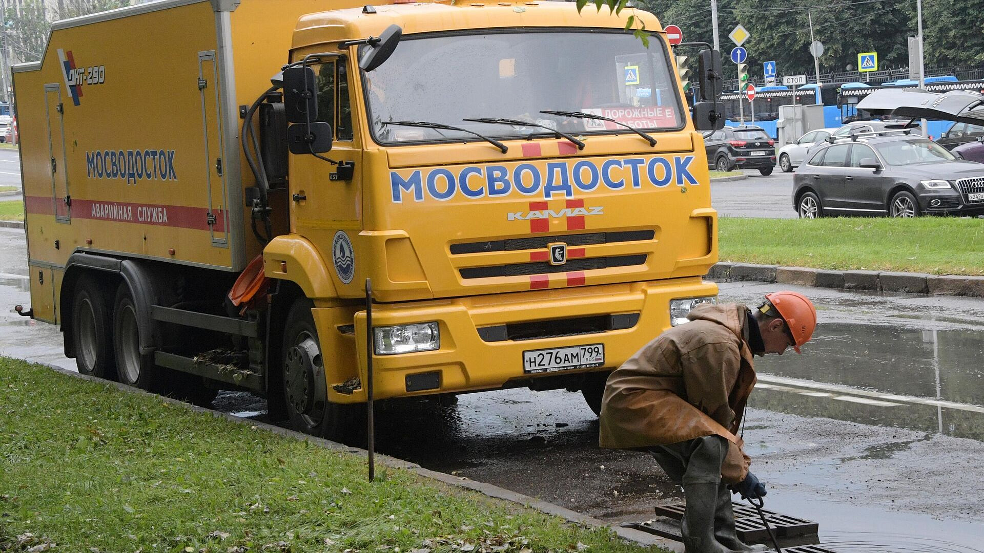 "Мосводосток" работает на улицах Москвы из-за непогоды