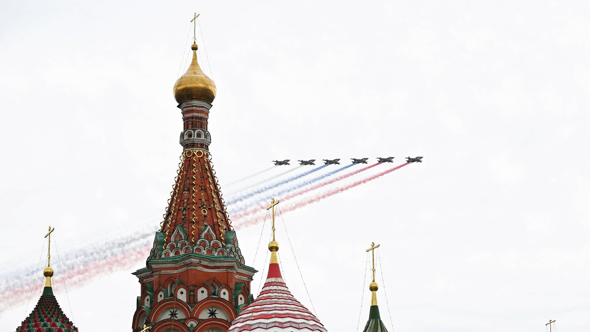 Герой России Крашенинников смотрел парад Победы вместе с Путиным