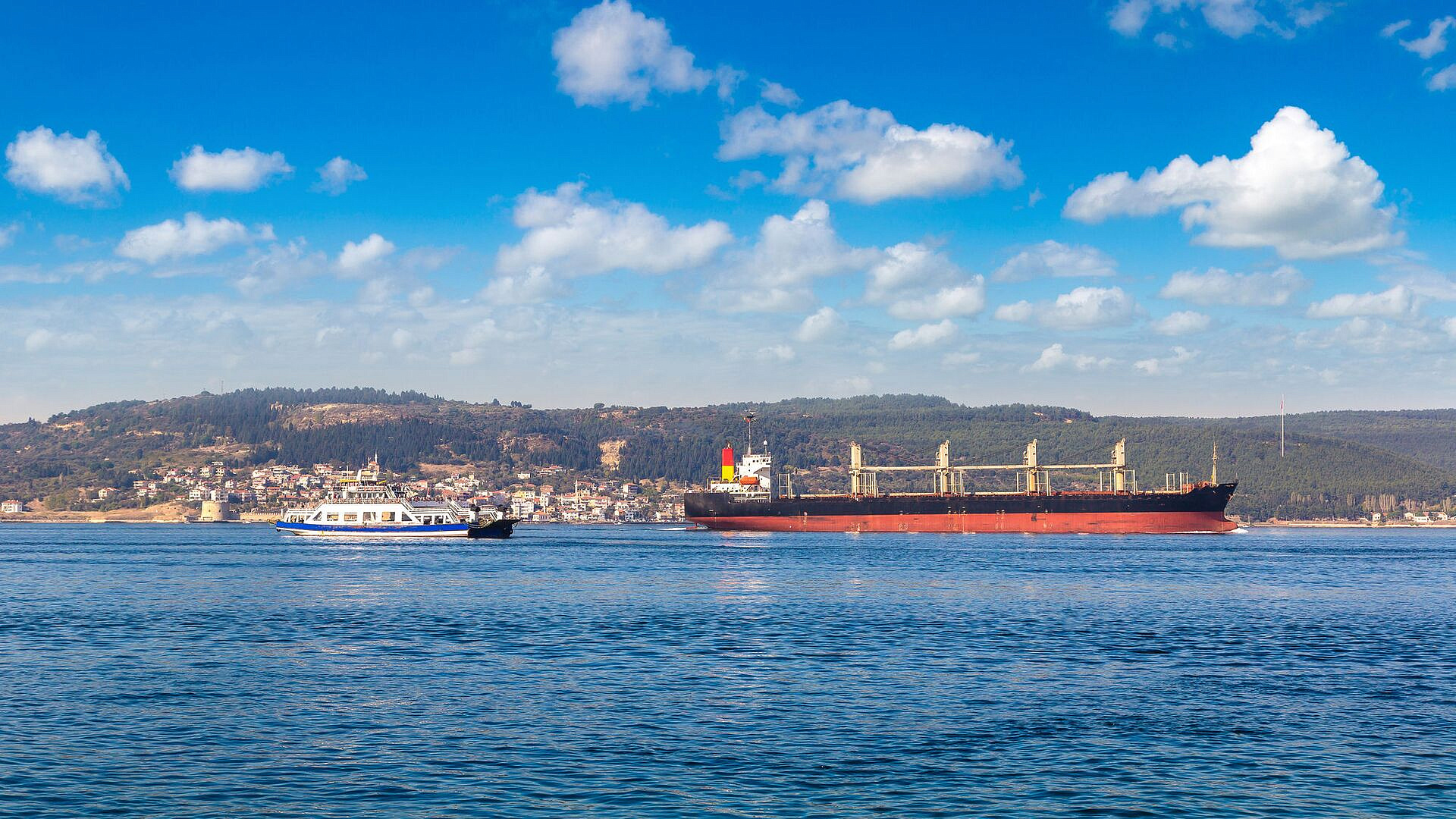 В проливе Дарданеллы возобновилось движение судов