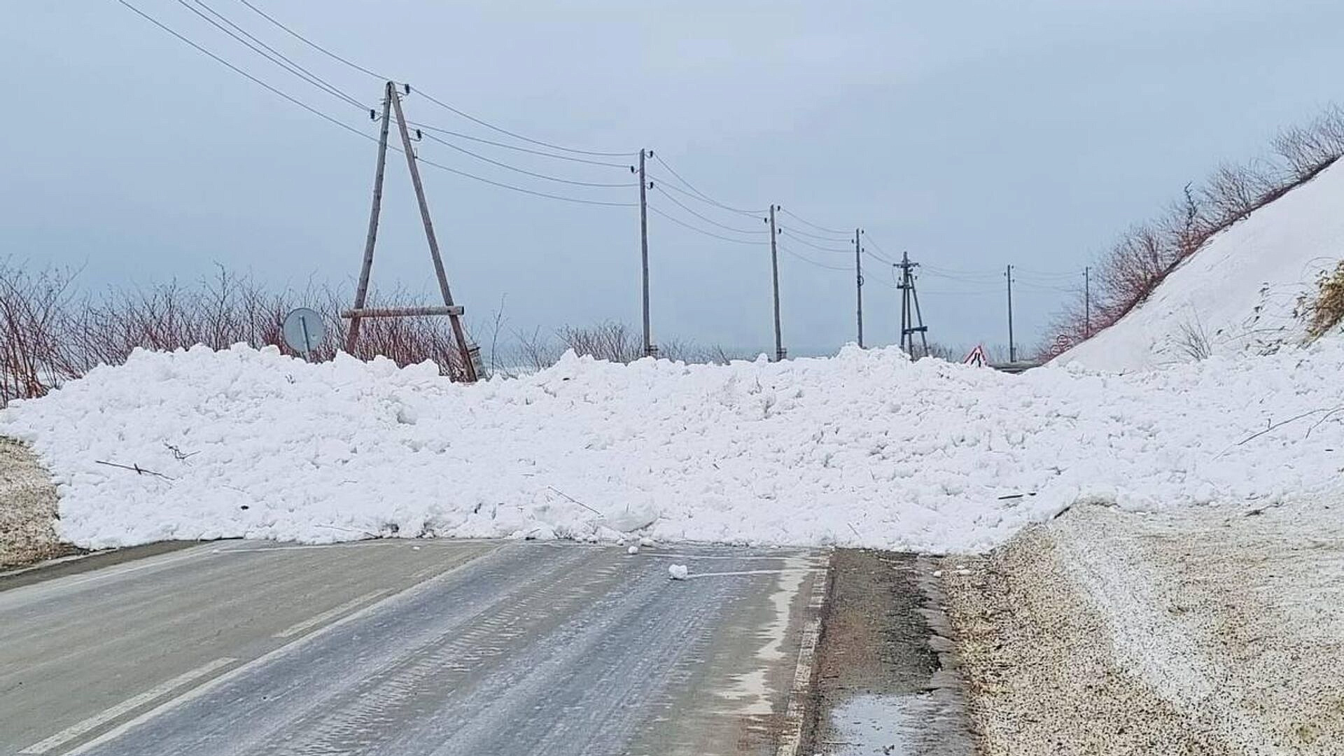 Сошедшие лавины перекрыли дорогу на юге Сахалина
