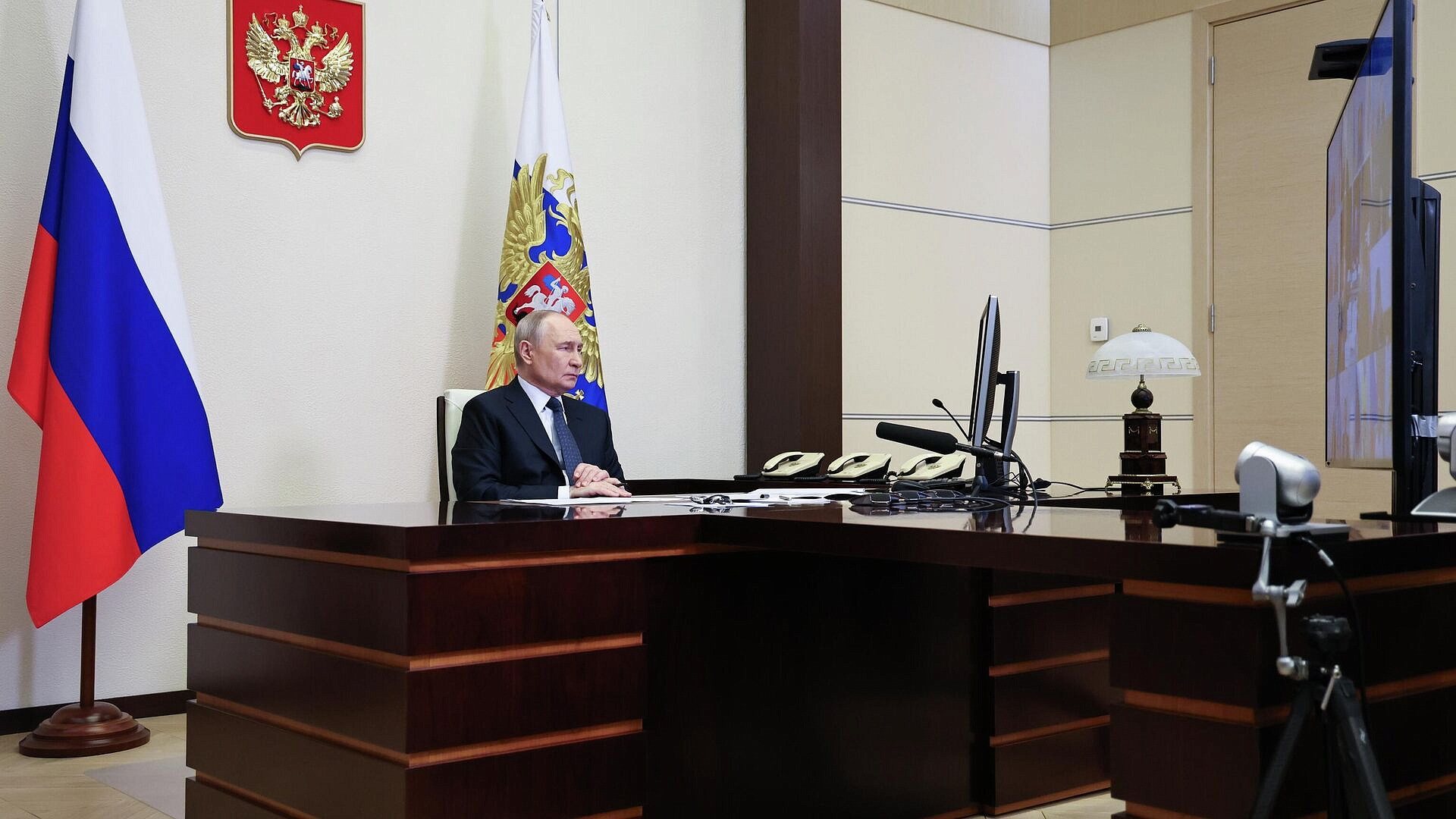 Путин призвал глав муниципалитетов Дагестана помогать жителям после паводка